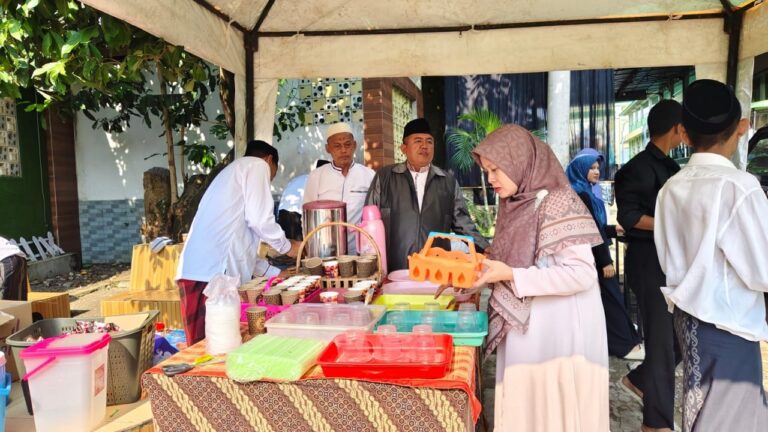 Jamaah Haji KBIHU At-Tawazun dan Musholla Baitul Makmur Kalijati Timur Bagikan 1000 Kopi dan Minuman Segar pada Perayaan Maulid Nabi Muhammad SAW di Pondok Pesantren At-Tawazun