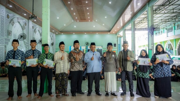 Kemenag Subang Serahkan Beasiswa Santri dan Inkubasi Bisnis Pesantren di At-Tawazun