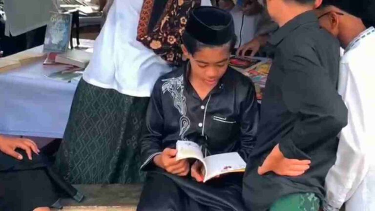 Perpustakaan Keliling Diluncurkan, Dorong Budaya Literasi Santri di Pesantren At-Tawazun