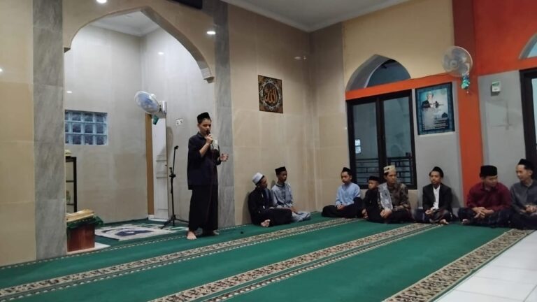 Pengabdian Santri Pondok Pesantren At-Tawazun melalui Program Kuliah Subuh di Wilayah Kalijati