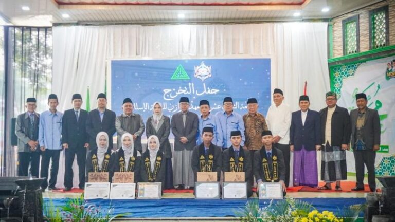 Haflu Takharruj Angkatan 18 At-Tawazun: Abina KH. Musyfiq Amrullah Ajak Santri Terus “Berenang di Samudra Keilmuan”