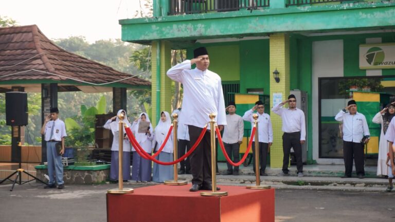 Upacara Bendera At-Tawazun Tegaskan Pentingnya Santri Aktif, Berprestasi, dan Berkarakter